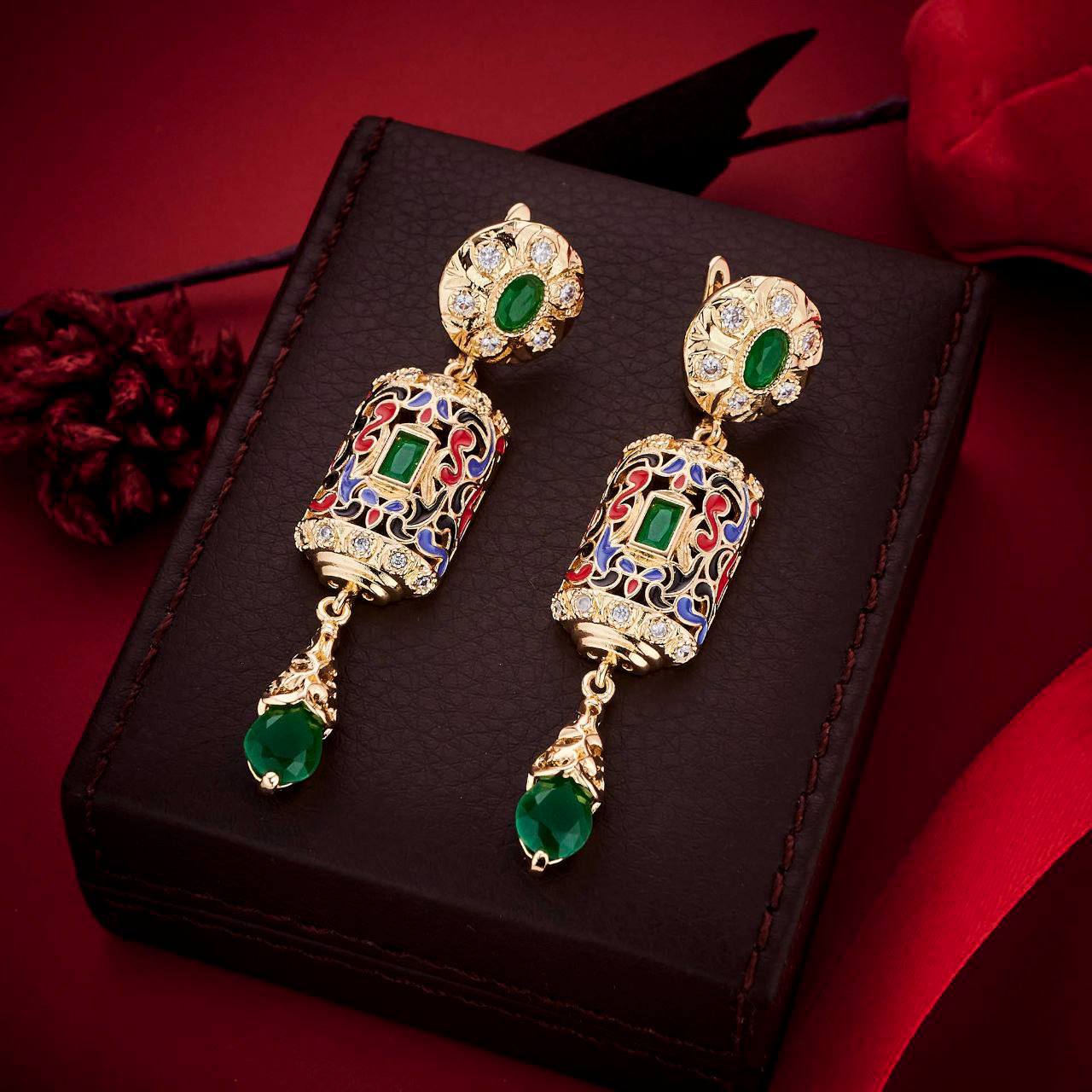 Boucles d'Oreilles : Traditionnelles en Pierres Multicolores et Dorure Éclatante